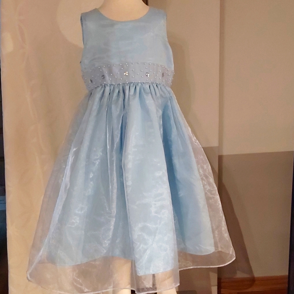 ICI GIRLS FORMAL DRESS OR FLOWERGIRL DRESS. ADORABLE BLUE SLEEVELESS SIZE 4T.